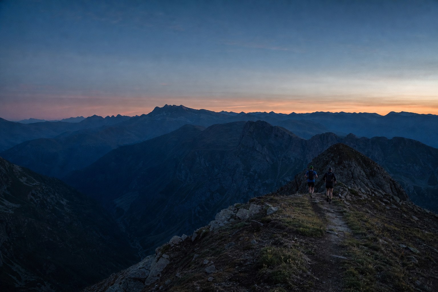 Deux coureurs avancent ensemble sur une crête alpine à l’aube. Visuel d’ambiance généré, pas une équipe réelle.